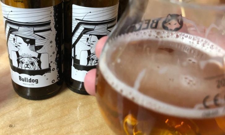 brouwerij frontaal heeft een amerikaanse IPA gebrouwen genaamd Bulldog brouwerij frontaal heeft een amerikaanse IPA gebrouwen genaamd Bulldog
